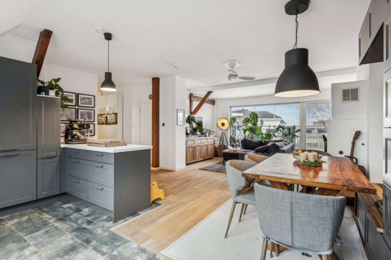 Wohnzimmer Berlin Dachgeschosswohnung Helle 3-Zimmer Wohnung mit Dachterrasse und Kamin