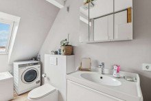 Badezimmer Dachgeschoss-Highlight mit 3 Zimmern, Kamin & gro�er Terrasse im Herzen von Steglitz