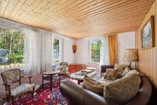 Wohnzimmer Teilsaniertes Kleinhaus mit gro�em Wohnanh�nger auf idyllischem Grundst�ck