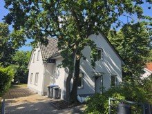 Au�enansicht Modernes und familienfreundliches Einfamilienhaus mit gro�em Garten
