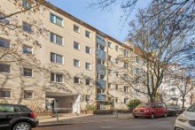 Stra�enansicht Frisch renovierte 2-Zimmer Erdgeschosswohnung mit Balkon