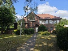 Frontansicht Mehrgenerationenhaus mit Tradition auf einem park�hnlichen Gartengrundst�ck