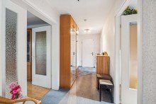 Flur Sehr h�bsche 3-Zimmer Eigentumswohnung mit Balkon und Tiefgarage