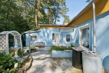 Au�enansicht Teilsaniertes Kleinhaus mit gro�em Wohnanh�nger auf idyllischem Grundst�ck