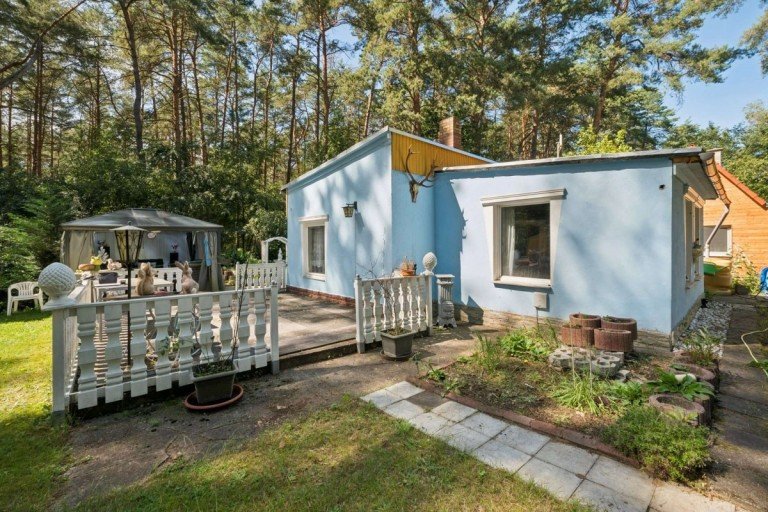 Au�enansicht Beelitz Einfamilienhaus Teilsaniertes Kleinhaus mit gro�em Wohnanh�nger auf idyllischem Grundst�ck