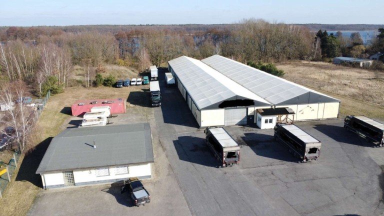 Drohnenbild L�wenberger Land Halle / Lager / Produktion Gro�es Gewerbegrundst�ck mit Lagerhallen und B�ror�umen - Preis VB auch Miete