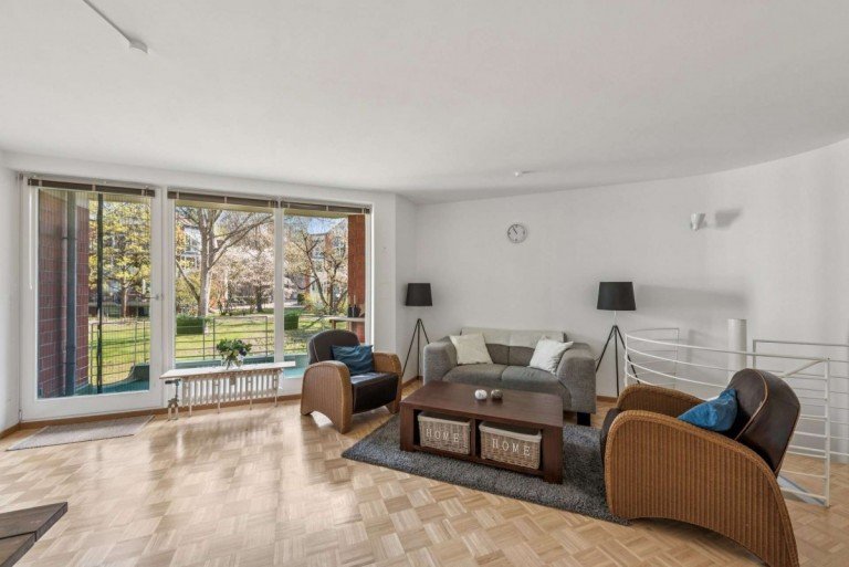 Wohnzimmer Berlin Maisonettewohnung Attraktive 5,5-Zimmer-Maisonettewohnung mit Balkon in ruhiger Lage