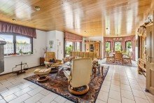Wohnzimmer Sch�nes Ein- bis Zweifamilienhaus von Weber mit Sauna, Garage und Vollkeller