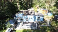 Drohnenbild Teilsaniertes Kleinhaus mit gro�em Wohnanh�nger auf idyllischem Grundst�ck