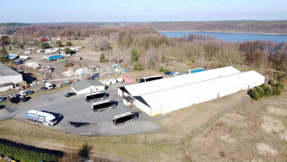 Drohnenbild Halle / Lager / Produktion L�wenberger Land