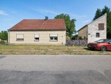 Stra�enansicht Gepflegtes Einfamilienhaus auf gro�em Grundst�ck
