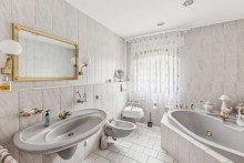 Badezimmer Sch�nes Ein- bis Zweifamilienhaus von Weber mit Sauna, Garage und Vollkeller