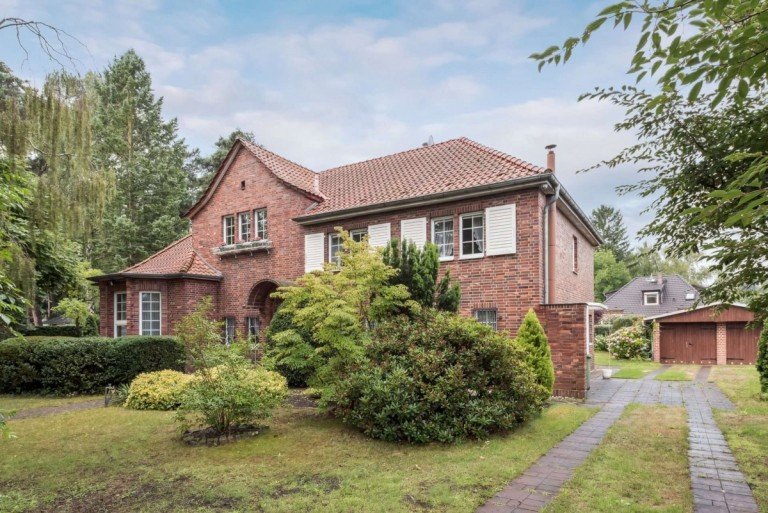 Frontansicht Zeuthen Zweifamilienhaus Mehrgenerationenhaus mit Tradition auf einem park�hnlichen Gartengrundst�ck
