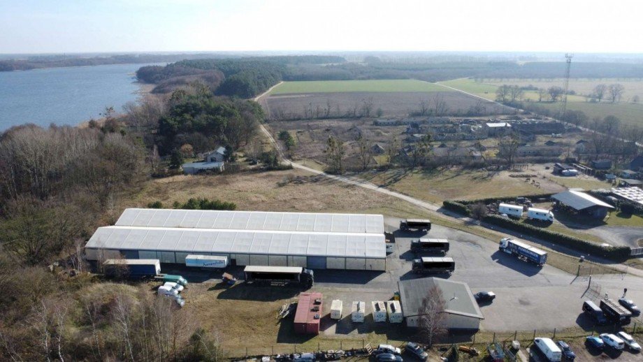 Drohnenbild Halle / Lager / Produktion L�wenberger Land