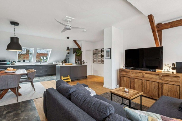 Wohnzimmer Berlin Dachgeschosswohnung Dachgeschoss-Highlight mit 3 Zimmern, Kamin & gro�er Terrasse im Herzen von Steglitz