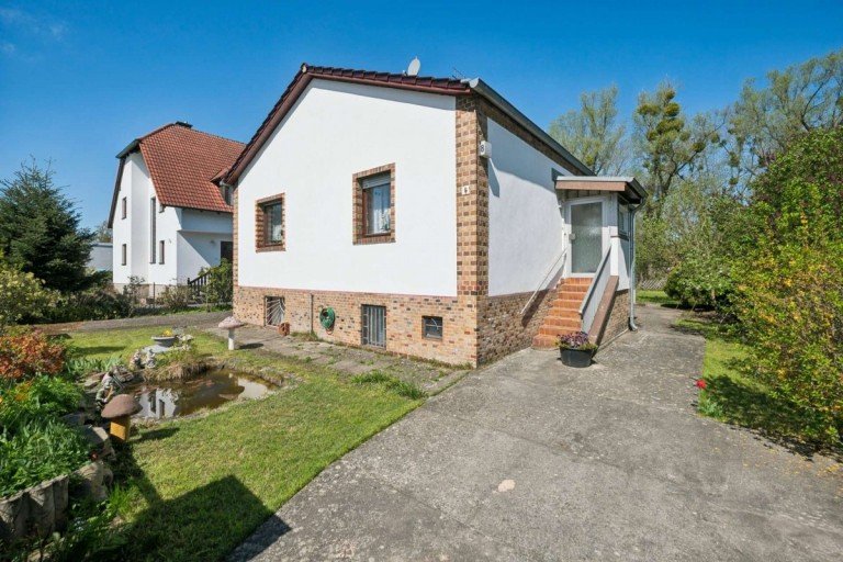 Stra�enansicht Berlin Einfamilienhaus Gem�tliches Einfamilienhaus mit Wohnkeller und Garage