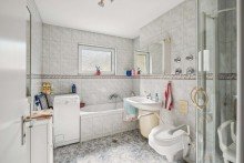 Badezimmer Sehr h�bsche 3-Zimmer Eigentumswohnung mit Balkon und Tiefgarage