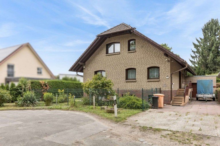 Stra�enansicht Berlin Einfamilienhaus Sch�nes Ein- bis Zweifamilienhaus von Weber mit Sauna, Garage und Vollkeller
