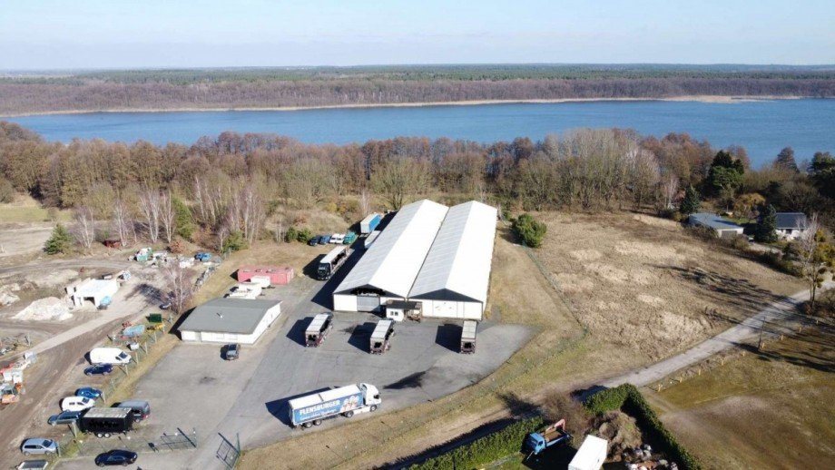 Drohnenbild Halle / Lager / Produktion L�wenberger Land