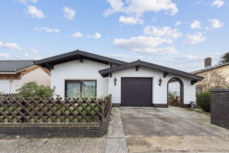 Frontansicht Berlin Einfamilienhaus Sch�ner Bungalow mit Wintergarten und Garage