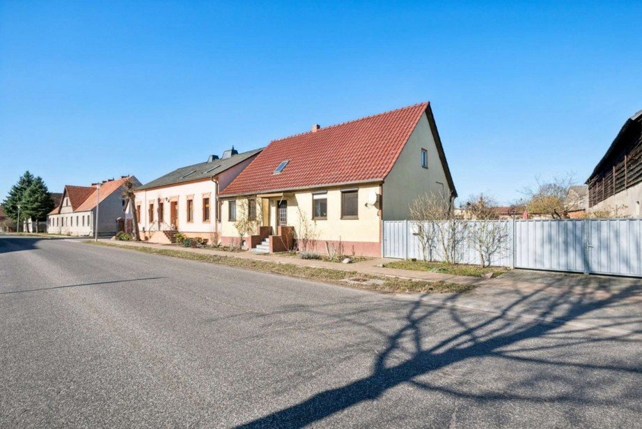 Hausfront Seitenansicht Einfamilienhaus Wagenitz