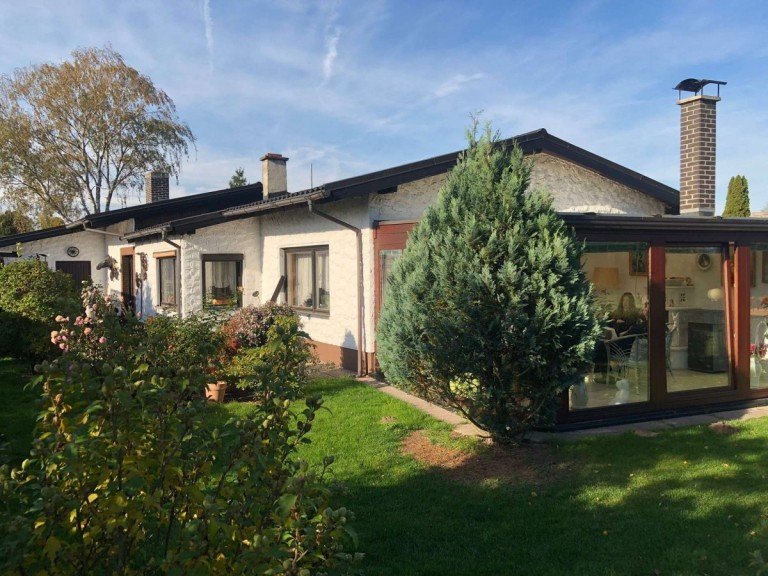 R�ckansicht Berlin Einfamilienhaus Sch�ner Bungalow mit Wintergarten und Garage