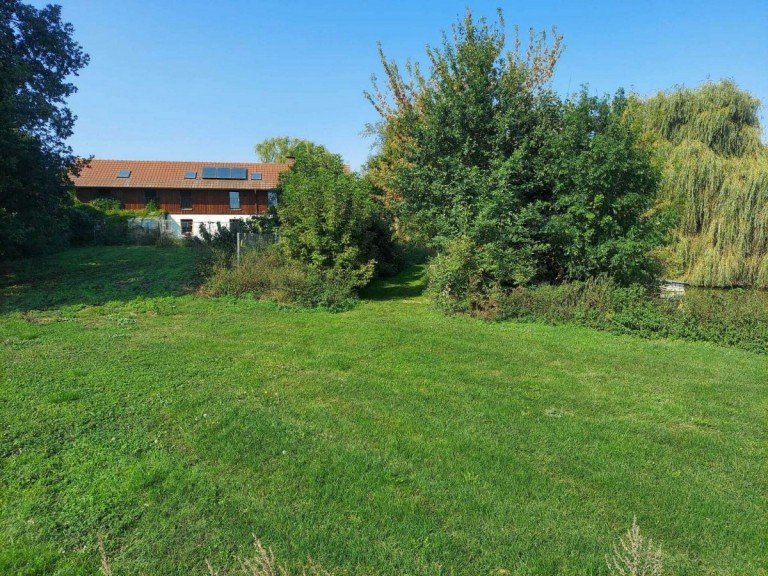 Blick von S�den Wiesenaue Zweifamilienhaus Sehr gro�es Anwesen mit Bauerhaus (Hof) in wunderbarer Natur -Pferdehaltung m�glich-